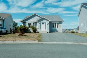 セントジョンズにあるSt Johns Retreat Terrace 3 BR & 2 Bathsの道路上の家