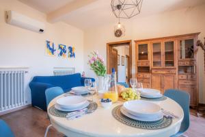 Fornaci di BargaにあるCasa Nina, intero appartamentoのダイニングルーム(白いテーブル、青い椅子付)
