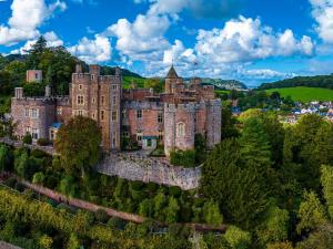 Un antiguo castillo en una colina con árboles. en 1 Bed in Bampton 94766, en Bampton