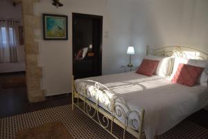 - une chambre avec un lit doté de draps blancs et d'oreillers rouges dans l'établissement Villa Corin, à Gornot HaGalil 24 autres photos