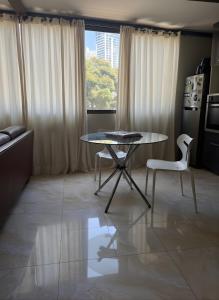 パナマシティにあるBeautiful Apartment with Balcony in the Heart of Panama Cityのリビングルーム(テーブル、白い椅子付) +5枚の写真