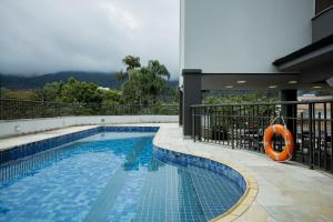 a swimming pool on the side of a building at Mercure Jaragua do Sul in Jaraguá do Sul