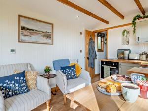 una sala de estar con una mesa y dos sillas en 1 Bed in South Queensferry 95472, en Broxburn