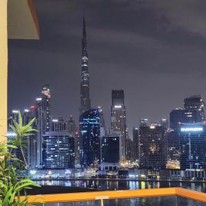 une vue sur les toits d'une ville la nuit dans l'établissement Livincci - Luxury Studio Burj Khalifa View - 12, à Dubaï