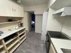 eine Küche mit weißen Schränken und einem Herd mit Backofen in der Unterkunft 5 personen Monteur Ferien Wohnung in Merseburg + 3 Fotos