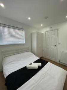 Postel nebo postele na pokoji v ubytování Modern en-suite rooms Luton air port + 7 fotografií