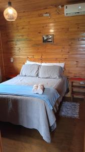 a bedroom with a bed with two towels on it at Casa de Campo Santa Paulina in Urupema