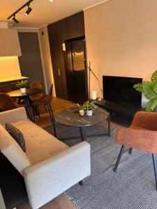a living room with a couch and a table at HOM I Lujoso Depto 2D2B, Ñuñoa con Estacionamiento in Santiago