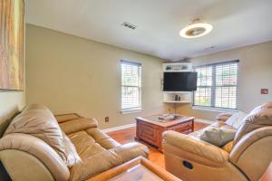 Nocho Parkにある2 Mi to Dtwn Greensboro Pet-Friendly Retreat!のソファ2脚と薄型テレビのあるリビングルーム