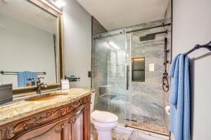 Nocho Parkにある2 Mi to Dtwn Greensboro Pet-Friendly Retreat!のシャワーとトイレ付きのバスルーム +20枚の写真