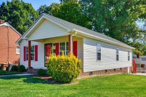 Nocho Parkにある2 Mi to Dtwn Greensboro Pet-Friendly Retreat!の赤い扉の小さな白い家