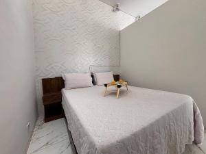 シノプにあるCasa Milenaのベッドルーム1室(テーブル付)