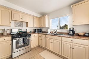 Køkken eller tekøkken på Echo Park Spacious Two-Bedroom Apartment with Private Yard and Parking