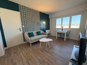 una sala de estar con un sofá y una mesa en Le Cocon de Port-Louis, en Port-Louis 9 fotos más