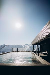 グダウリにあるGudauri Loft Apartment 416の雪に覆われた山々の景色を望むスイミングプール