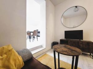 ランスにあるAstana - Concon confortable & Harmonieuxのソファとテーブルと鏡のあるリビングルーム