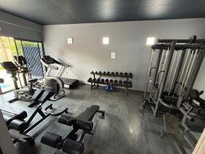 Un gimnasio con varias cintas de correr y máquinas en una sala. en Belle vue, en Abiyán
