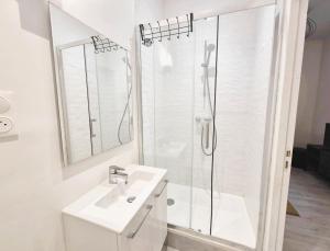 ランスにあるAstana - Concon confortable & Harmonieuxのシャワーと洗面台を備えた白いバスルーム