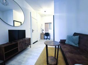 ランスにあるAstana - Concon confortable & Harmonieuxのソファとテーブルと鏡のあるリビングルーム