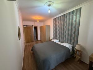 un dormitorio con una cama en una habitación en Belle vue, en Abiyán 10 fotos más