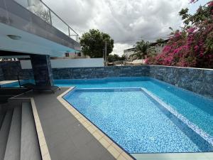 una piscina junto a una casa en Belle vue, en Abiyán