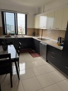 Una cocina con una mesa y un comedor. en Belle vue, en Abiyán