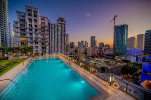 Bazén v ubytování Luxury Loft - Free Parking - Skyline Views - Brickell Downtown nebo v jeho okolí
