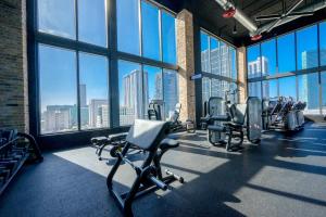 Fitness centrum a/nebo fitness zařízení v ubytování Luxury Loft - Free Parking - Skyline Views - Brickell Downtown