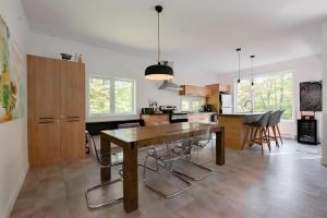 a kitchen with a wooden table and chairs at Cottage 18 place de la Réserve in Eastman