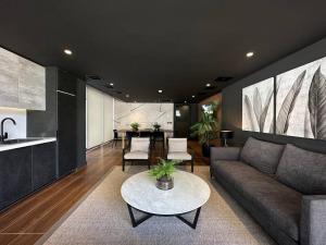 a living room with a couch and a table at HOM I Lujoso Depto 2D2B, Ñuñoa con Estacionamiento in Santiago