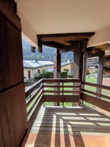 ラ・ノルマにあるLes porte de la Vanoise 105Cの木製のドアのある建物の内側からの眺め +2枚の写真
