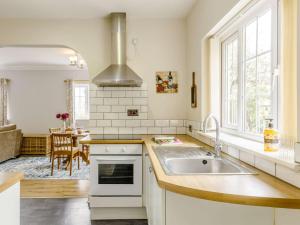 Η κουζίνα ή μικρή κουζίνα στο 1 Bed in Aberdare 82906