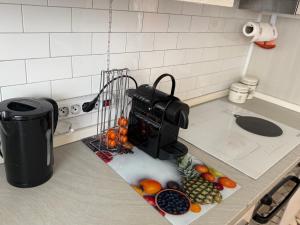 a mixer on a counter with a bunch of fruit at Appartamento " Le Farfalle " in Santorso