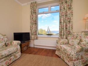 Posezení v ubytování 2 Bed in Westward Ho 66472