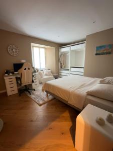 Imagen de la galería de Chambre privée avec salle de bain dans tourelle, en Domagné