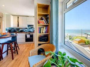 eine Küche und ein Esszimmer mit Blick auf das Meer in der Unterkunft 4 Bed in Ogmore-By-Sea 87141 in Saint Brides Major