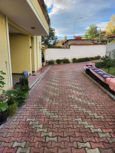 eine steinerne Einfahrt vor einem Haus in der Unterkunft Jimmy Apartment in Tirane