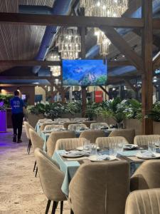 Un restaurante u otro lugar para comer en Radamis Hotel 10 fotos más