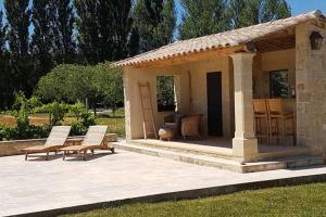 a small house with two chairs and a patio at Fontaine de Cérier in Castillon-du-Gard