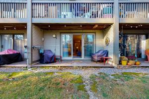 Casa con porche con 2 sillas y patio en Salt Mountain Condo, en Warren