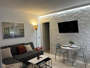 Μια τηλεόραση ή/και κέντρο ψυχαγωγίας στο Fortuna suite Banus 2