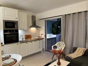 Η κουζίνα ή μικρή κουζίνα στο Fortuna suite Banus 2