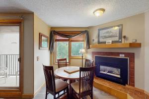 Телевизор и/или развлекательный центр в Iron Horse Resort 3063