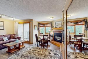 Гостиная зона в Iron Horse Resort 3063