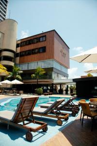 フォルタレザにあるAfago Mareiro Hotelのラウンジチェア付きのスイミングプール、