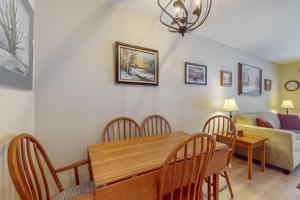une salle à manger avec une table, des chaises et un canapé dans l'établissement Mountain Breeze, à Warren 12 autres photos