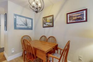 une salle à manger avec une table et des chaises en bois dans l'établissement Mountain Breeze, à Warren
