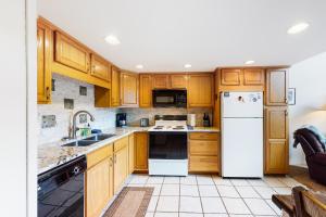 Kuchyň nebo kuchyňský kout v ubytování Summit House East 309