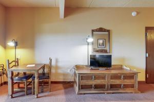 TV a/nebo společenská místnost v ubytování Chula Vista Resort Condo 2520 & 2522 Full Property