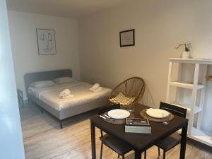 Camera piccola con letto, tavolo e sedie di Pia - Studio 1er climatisé 2 pers ad Avignone